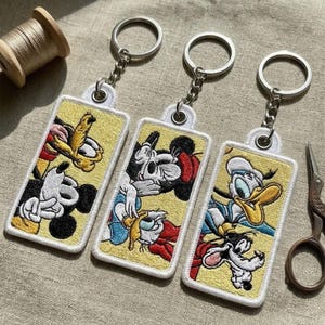 Broderad Disney Mickey Friends nyckelring till ryggsäck, retro klassisk Mickey and Friends väska berlock, Disneyland semester nyckelring