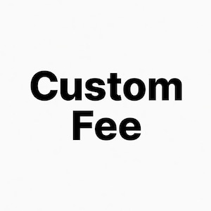 Peut inclure: Image avec le texte "Custom Fee" en noir gras sur fond blanc. La police est une sans-serif claire. L'image est conçue pour une utilisation dans le commerce électronique ou les supports d'information.