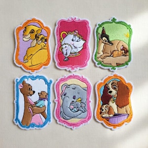 以下が含まれることがあります： 装飾的なフレームに入った漫画のキャラクターが特徴の、刺繍された6つのパッチ。パッチには、シンバとナラ、ミセス・ポッツとチップ、バンビとサンパー、カンガとルー、ダンボとティモシー、レディとトランプが含まれています。