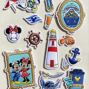 Può includere: Una collezione di toppe ricamate con vari disegni a tema nautico e dei cartoni animati. Include una nave da crociera, Topolino e Minnie, un faro, un timone e altre immagini correlate. Le toppe hanno bordi bianchi e sono su sfondo chiaro.