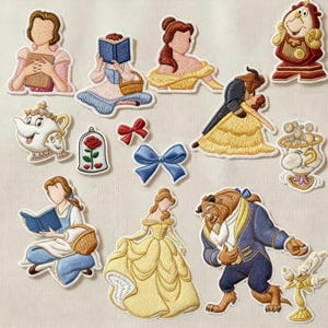 Può includere: Toppe ricamate raffiguranti personaggi ed elementi di una fiaba. Le toppe includono Belle, la Bestia, Ding-Dong, Lumiere, Mrs. Potts e altri elementi iconici. Le toppe sono nelle tonalità del giallo, blu, rosso e marrone.