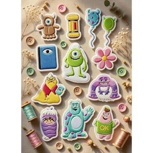 Pode incluir: Uma coleção de patches bordados com personagens de monstros de desenhos animados em várias cores. Os patches incluem um monstro de um olho, um monstro roxo e um monstro verde. Também estão incluídos botões coloridos e carretéis de linha.