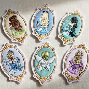 Disney Prinsessor Broderat Namnporträtt Tygmärken, Askungen Alice Stryk-på Tygmärke, Disneyland Tygmärke, Disney Resa Gåva, Jacka Ryggsäck Tygmärke