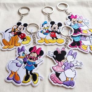 Disney Musse Pigg och vänner broderad nyckelring till ryggsäck, Minnie Daisy vänskapsduo-väskaberlock, Disneyland semesternyckelring