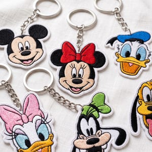 Klassisk Disney Musse vänner ansikte broderad nyckelring för ryggsäck, Minnie Donald huvudporträtt väska berlock, Disneyland semester nyckelring