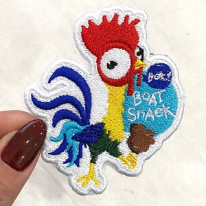 Pu&ograve; includere: Un set di tre tazze in ceramica con finitura opaca e macchiettata. Le tazze sono nei toni del crema, grigio chiaro e grigio scuro. Ogni tazza ha un design semplice e minimalista e un manico arrotondato.