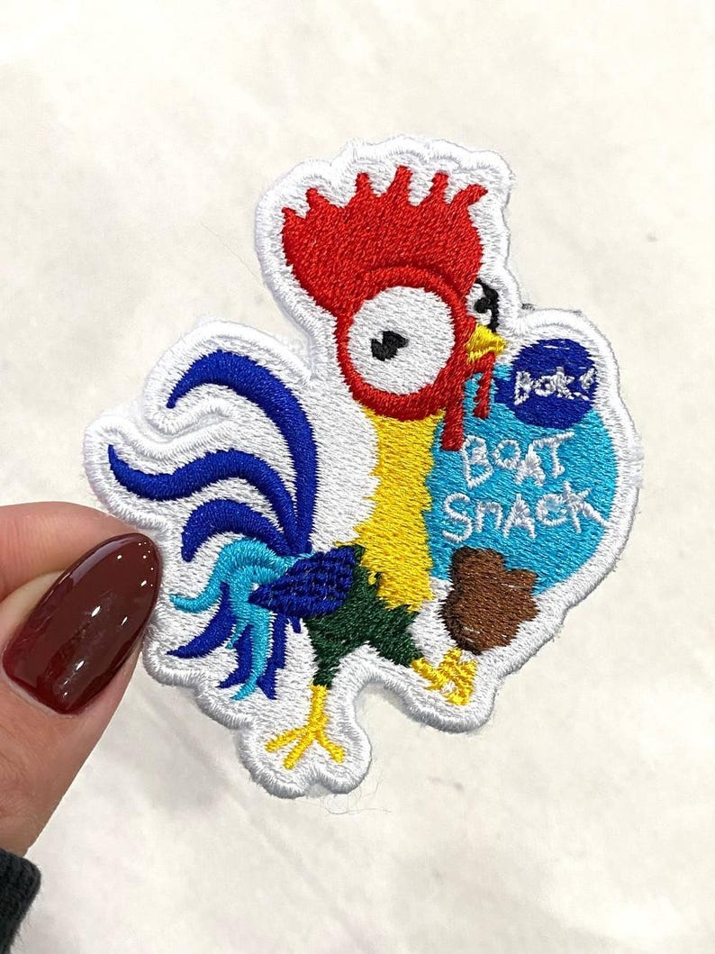 Pu&ograve; includere: Un set di tre tazze in ceramica con finitura opaca e macchiettata. Le tazze sono nei toni del crema, grigio chiaro e grigio scuro. Ogni tazza ha un design semplice e minimalista e un manico arrotondato.