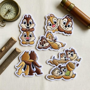 以下が含まれることがあります： クリーム色、ライトグレー、ダークグレーの3色のセラミックマグカップセット。各マグカップは、つや消し仕上げで、シンプルなミニマリストデザインで、コーヒーや紅茶に最適です。