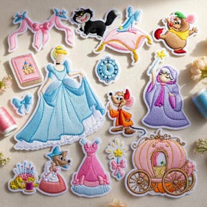 Puede incluir: Colección de parches bordados con personajes y elementos del cuento de hadas Cenicienta. Incluye a Cenicienta con un vestido azul, una carroza de calabaza, ratones, un gato y un reloj. Los parches son de varios colores, incluyendo azul, rosa y amarillo.