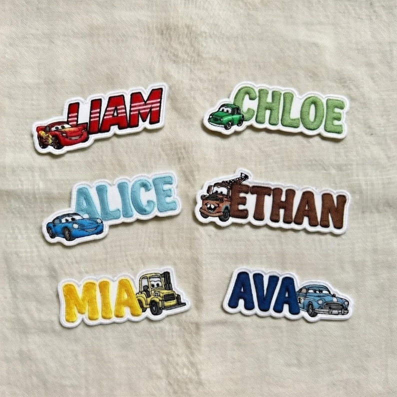 Puede incluir: Parches bordados con nombres y personajes de la pel&iacute;cula Cars. Los nombres incluyen Liam, Chloe, Alice, Ethan, Mia y Ava. Cada parche tiene un gr&aacute;fico de coche diferente y un borde blanco.