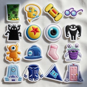 Może przedstawiać: Kolekcja haftowanych naszywek z różnymi wzorami postaci z kreskówek. Naszywki obejmują zielony but, żółtego robota, żółty cylinder, fioletowe okulary, czarnego potwora, niebiesko-żółtą piłkę, niebieskie oko, czarnego potwora, pomarańczowego potwora, niebieski kapelusz, różową skarpetę, fioletowego potwora, niebieski statek kosmiczny, niebieską kurtkę, niebieski trójkąt i różowe drzwi.
