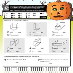 K&ouml;nnte beinhalten: Ein Arbeitsblatt mit dem Titel "Warum hat der K&uuml;rbis die ganze Saison geweint?" enth&auml;lt Mathematikaufgaben zu Volumen und Oberfl&auml;che von rechteckigen Prismen. Oben rechts ist ein orangefarbener K&uuml;rbis mit traurigem Gesicht.