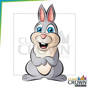 Pu&ograve; includere: Illustrazione di un cartone animato di un coniglio grigio con occhi blu, orecchie e naso rosa e un'espressione sorridente. Il coniglio &egrave; in piedi con le zampe giunte. L'immagine include il testo "CLASS CROWN CLIPART".