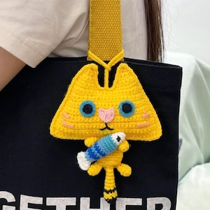平たい猫のバッグチャームかぎ針編みPDFパターン - かわいい新学期あみぐるみ猫アクセサリー、簡単なDIYギフト、かわいいかぎ針編みパターン、かぎ針編みの方法