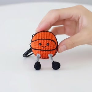 Virkmönster för mini-basketnyckelring - Amigurumi-sportbollnyckelring PDF-mönster, virkad söt väskberlock, enkel gör-det-själv-present för nybörjare