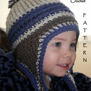 Puede incluir: Un gorro de crochet con un pompón en la parte superior. El gorro está rayado con hilo marrón, blanco y azul. El gorro tiene orejeras que se atan debajo de la barbilla. El gorro lo lleva puesto un niño. El texto "pdf Crochet Pattern" es visible en la imagen.