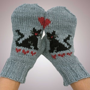 Mitaines de chat Mitaines grises tricotées à la main avec des chats noirs et des cœurs joignants Kitties in Love Mittens Vegan Animal Mittens image 2