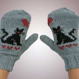 Mitaines de chat Mitaines grises tricotées à la main avec des chats noirs et des cœurs joignants Kitties in Love Mittens Vegan Animal Mittens image 1