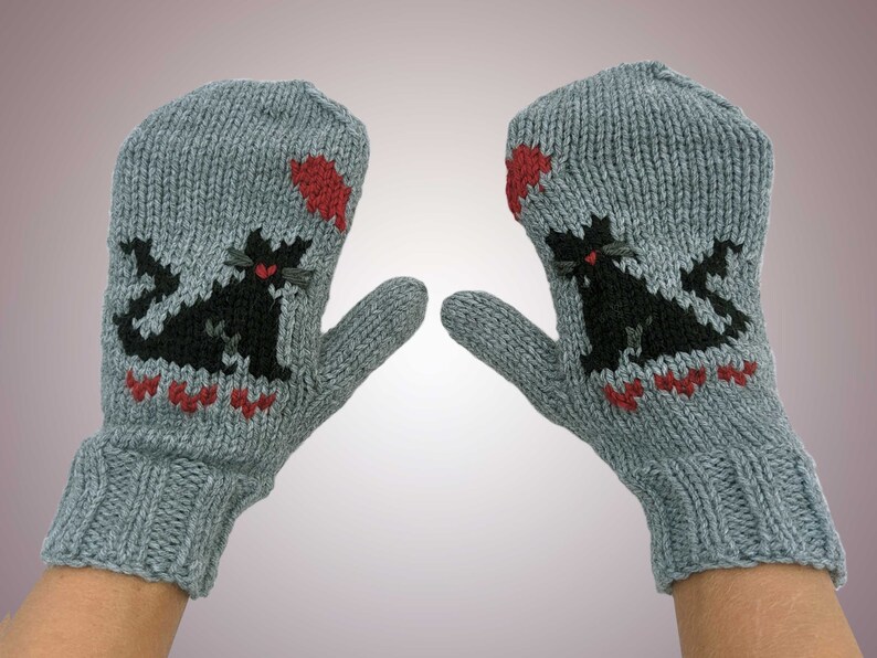 Mitaines de chat Mitaines grises tricotées à la main avec des chats noirs et des cœurs joignants Kitties in Love Mittens Vegan Animal Mittens image 1