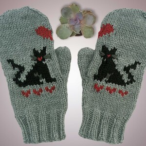 Mitaines de chat Mitaines grises tricotées à la main avec des chats noirs et des cœurs joignants Kitties in Love Mittens Vegan Animal Mittens image 5