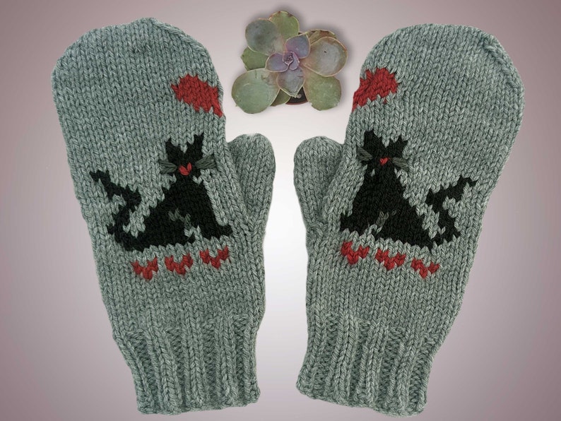 Mitaines de chat Mitaines grises tricotées à la main avec des chats noirs et des cœurs joignants Kitties in Love Mittens Vegan Animal Mittens image 5