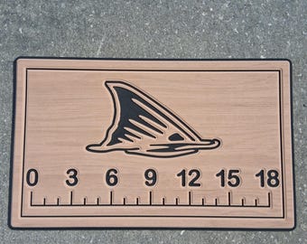 Alfombrilla para nevera RTIC 32 con reverso autoadhesivo marino. Nevera no incluida.