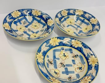 Juego de 3 cuencos de cerámica pintados a mano con diseño de abeja, para cereales y sopa, con flores azules y amarillas.