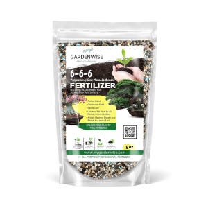 Puede incluir: Una bolsa de plástico transparente de fertilizante para bonsái de liberación lenta Gardenwise 6-6-6. La bolsa presenta imágenes de bonsáis y manos sosteniendo tierra con un brote. La bolsa contiene 227g de fertilizante.