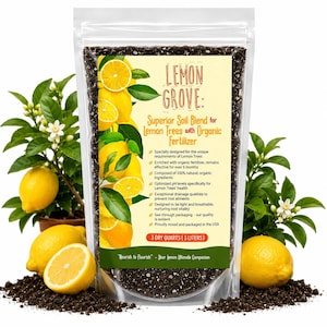 Może przedstawiać: Przezroczysta plastikowa torebka z ciemnobrązową mieszanką gleby z etykietą Lemon Grove: Superior Soil Blend for Lemon Trees with Organic Fertilizer, 3 litry. W otoczeniu żółtych cytryn, zielonych liści i białych kwiatów na białym tle.