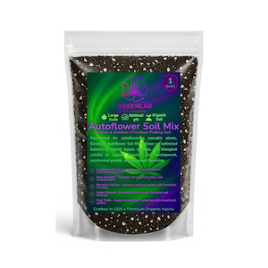 Könnte beinhalten: Ein transparenter Plastikbeutel gefüllt mit dunkler Erde. Der Beutel hat ein grünes und weißes Etikett mit der Aufschrift "Autoflower Soil Mix" und "1 Quart". Das Etikett enthält auch den Markennamen "Greenlab" und Produktinformationen.