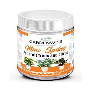 Könnte beinhalten: Ein klares Glas mit weißem Deckel und einem orange-weißen Etikett. Auf dem Etikett steht "GARDENWISE Mini Spikes For Fruit Trees and Citrus". Das Glas enthält ein Produkt für Obstbäume und Zitrusfrüchte.