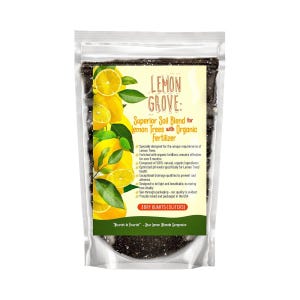 Op de afbeelding: Een doorzichtige plastic zak met Lemon Grove Superior Soil Blend voor citroenbomen met organische meststof. De zak heeft een citroen- en bladgrafiek. Tekst op de zak luidt "3 Dry Quarts (3 liter)".