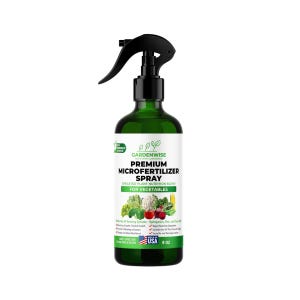 Puede incluir: Una botella verde de Gardenwise Premium Microfertilizer Spray para verduras. La botella tiene una boquilla pulverizadora negra y una etiqueta blanca con información del producto e ilustraciones de verduras. La botella contiene 237 ml de producto.