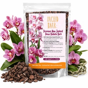 Puede incluir: Una bolsa de plástico transparente con corteza de orquídea marrón oscuro y la etiqueta Orchid Bark: Premium New Zealand Pinus Radiata Bark, 1 Dry Quarts (1 Liters). La bolsa está rodeada de flores de orquídea rosa y corteza suelta.