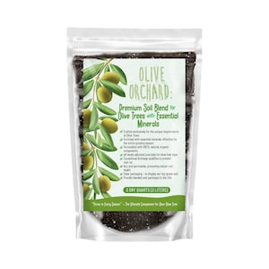 Puede incluir: Una bolsa de plástico transparente con mezcla de tierra para olivos. La bolsa presenta el texto "OLIVE ORCHARD" y "Premium Soil Blend for Olive Trees with Essential Minerals". Muestra una rama de olivo. Contiene 3 litros de tierra.