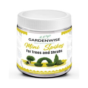 Könnte beinhalten: Ein klares Glas mit weißem Deckel, das Mini-Spikes für Bäume und Sträucher enthält. Das Glas hat ein gelbes Etikett mit dem Text "GARDENWISE Mini Spikes For Trees and Shrubs" und Illustrationen von Topiari. Die Website www.mygardenwise.com ist ebenfalls sichtbar.