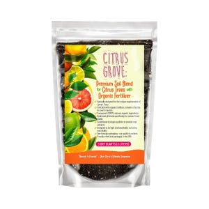 Pode incluir: Um saco plástico transparente de mistura de solo premium Citrus Grove para árvores cítricas com fertilizante orgânico. A embalagem apresenta um gráfico colorido de frutas cítricas e o texto "3 Dry Quarts (3 Litros)".