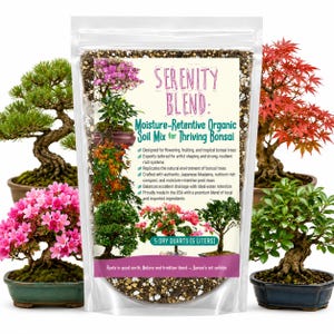 Pode incluir: Um saco de plástico transparente contendo terra orgânica Serenity Blend para bonsais. O rótulo apresenta o texto Moisture-Retentive Organic Soil Mix for Thriving Bonsai e 5 Dry Quarts (5 litros), rodeado por imagens de vários bonsais.