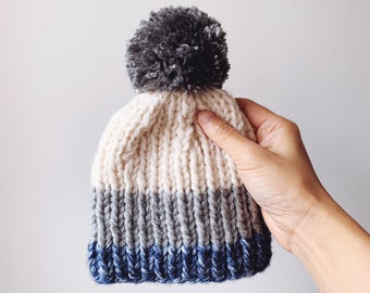 Little Minnows Tricot à la main Baby Beanie Hat // Off White, Gray, and Blue with Gray Pompom