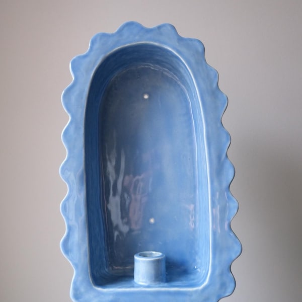 Altar de pared de cerámica con borde festoneado azul