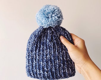 Little Minnows Tricot à la main Baby Beanie Hat // Mélange bleu avec pompon bleu