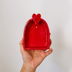Altar de pared de cerámica en corazón rojo rubí