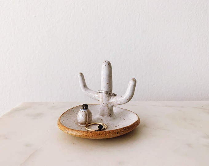VENTA DE ARTÍCULOS DE SEGUNDA MANO // Plato para anillos de cerámica con forma de cactus saguaro // Cerámica hecha a mano
