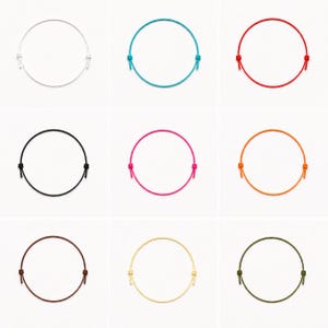 Puede incluir: Una colección de nueve pulseras de cordón circulares dispuestas en una cuadrícula. Cada pulsera presenta un cordón fino de color sólido con dos nudos deslizantes ajustables en los lados opuestos. Los colores incluyen blanco, turquesa, rojo, negro, rosa, naranja, marrón, amarillo y verde oliva.