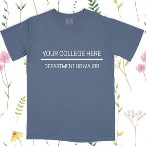 Personlig college-t-shirt i komfortfärger | Anpassad universitetströja | Broderad skolskjorta | Examenspresent | Campuskläder för sorority