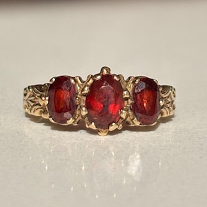 Anillo vintage de trilogía de granate en oro de 9 quilates