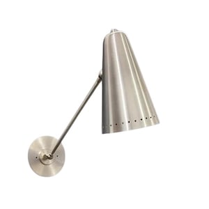 Op de afbeelding: Een wandlamp van geborsteld metaal met een conische kap en een draaiarm. De kap heeft kleine gaatjes aan de onderkant. De lamp is bevestigd aan een ronde basis.