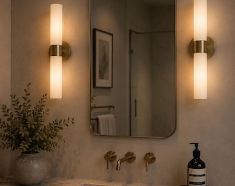 Handgemaakte moderne cilindervormige lampenkap van messing en echt albast, geschikt als wanddecoratie voor de badkamerlamp.