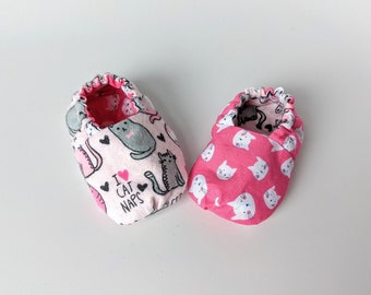 Reversible kitty cat baby booties, soft crib booties, kitten prints baby shoes, soft baby shoes