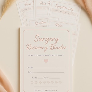 Może przedstawiać: Jasnoróżowy segregator do rekonwalescencji pooperacyjnej z pasującymi stronami do śledzenia bólu, objawów i notatek. Na okładce widnieje napis "Surgery Recovery Binder" i "Track Your Healing With Love".